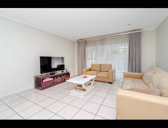 2 BEDROOM APARTMENT FOR SALE IN BRYANSTON